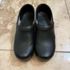 Dansko size 38 clogs